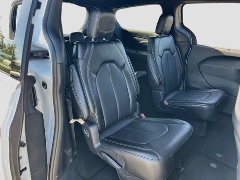 Used 2026 Chrysler Pacifica Select FWD image 27