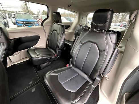 Used 2024 Chrysler Pacifica Touring-L image 14