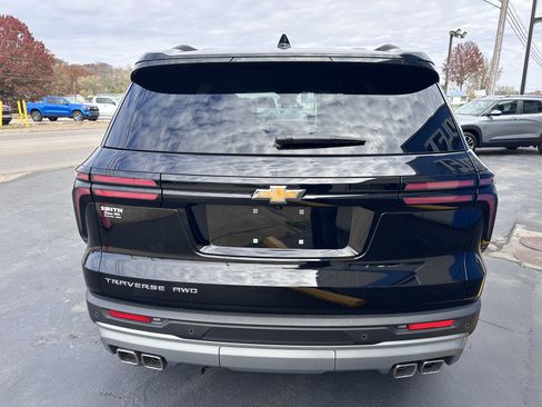 Used 2025 Chevrolet Traverse LT image 8