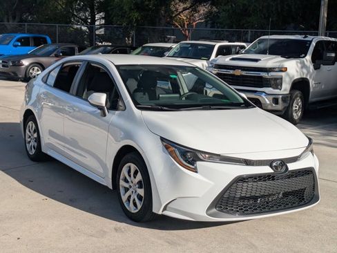 Used 2022 Toyota Corolla LE image 3