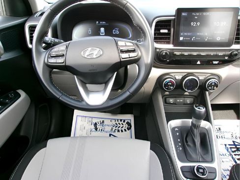Used 2024 Hyundai Venue SEL image 11