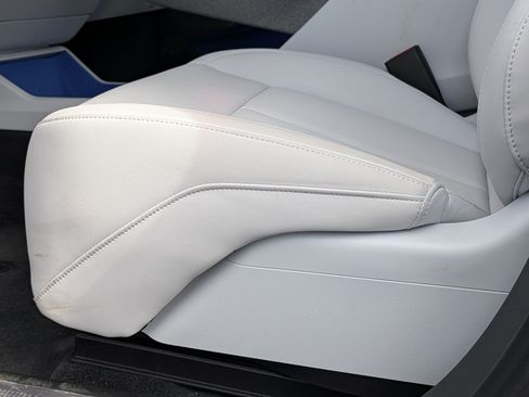 Used 2027 Cadillac Optiq Luxury w/ LPO, Floor Liner Package AWD/4WD image 19