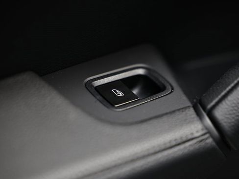 Certified 2025 Porsche Cayenne image 24