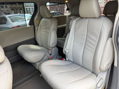 Used 2012 Toyota Sienna XLE w/ Entertainment Pkg FWD image 7