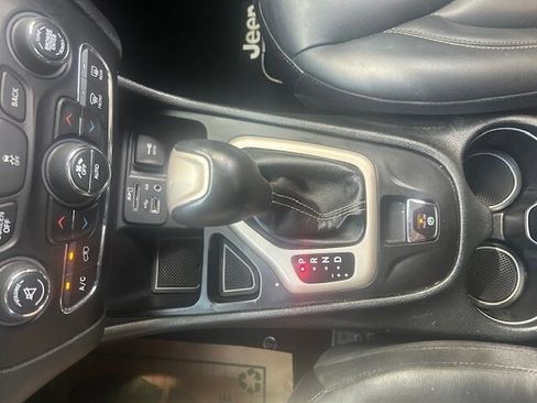 Used 2018 Jeep Cherokee Limited FWD image 20