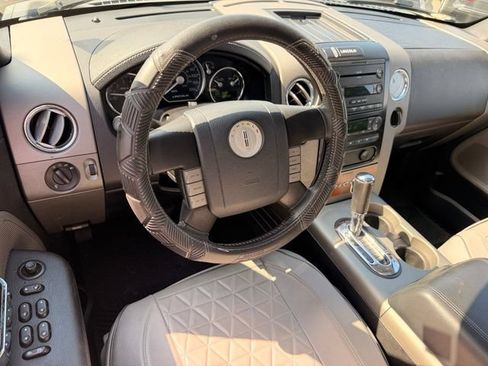 Used 2006 Lincoln Mark LT 4x4 image 23