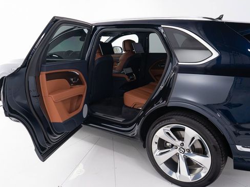Used 2023 Bentley Bentayga Extended Wheelbase AWD/4WD image 20