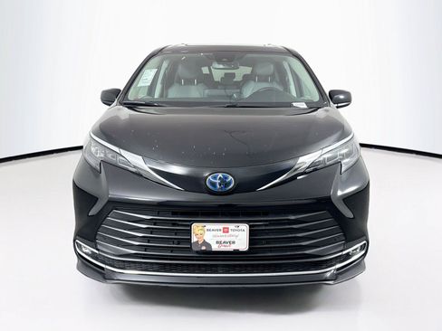 Certified 2024 Toyota Sienna XLE FWD image 8