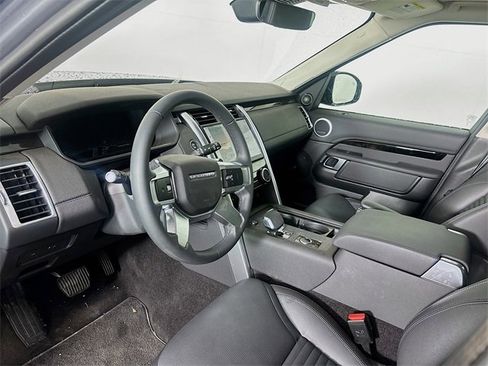 Used 2024 Land Rover Discovery S image 9