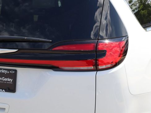 Used 2026 Chrysler Pacifica Select FWD image 32