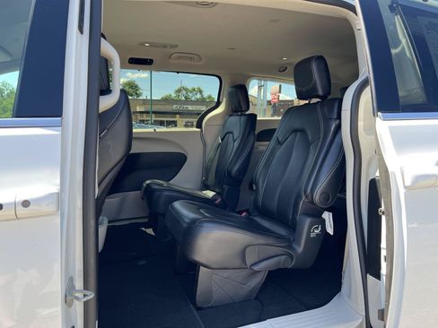 Used 2023 Chrysler Pacifica Touring-L FWD image 35