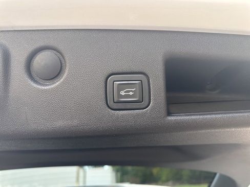 Used 2019 Chevrolet Equinox LT w/ Driver Convenience Package image 29