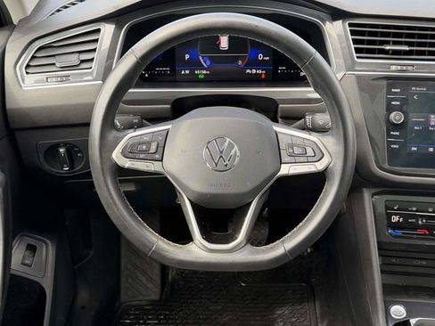 Used 2022 Volkswagen Tiguan SE w/ Panoramic Sunroof Package image 12