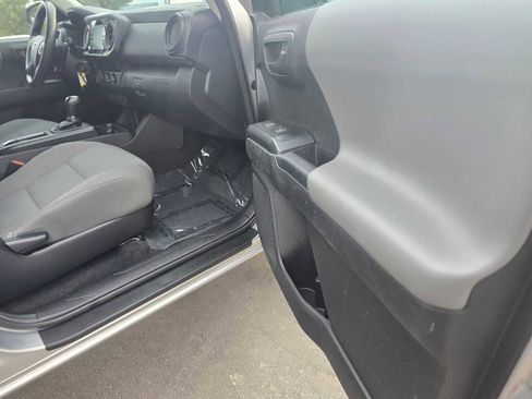 Used 2022 Toyota Tacoma SR image 10
