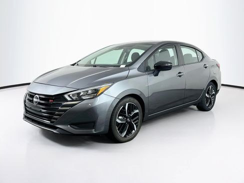 Used 2025 Nissan Versa SR FWD image 3