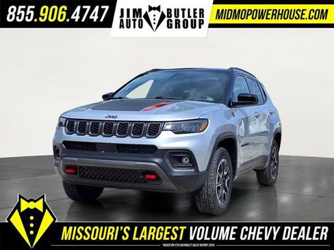 Used 2025 Jeep Compass Trailhawk AWD/4WD image 1