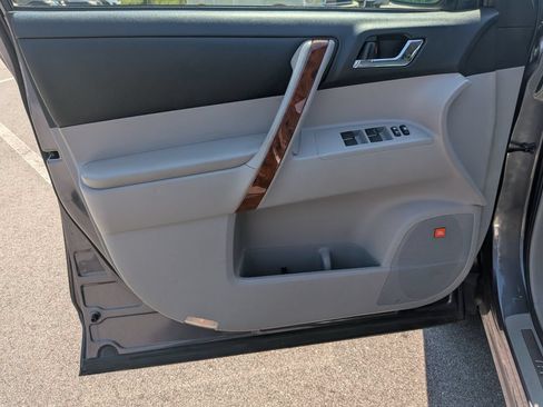 Used 2012 Toyota Highlander Limited w/ Tow Pkg FWD image 9