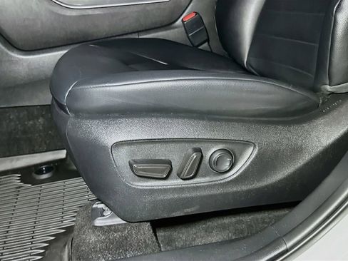 Used 2023 Toyota Highlander XLE AWD/4WD image 16