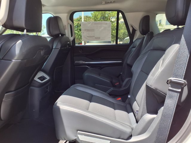 New 2027 Lincoln Navigator Premiere RWD image 8