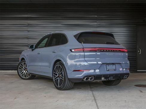 New 2026 Porsche Cayenne S image 3