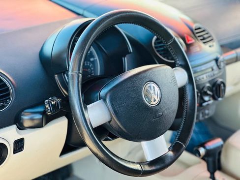 Used 2010 Volkswagen Beetle Coupe image 8