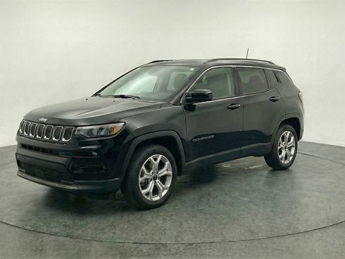 Used 2025 Jeep Compass Latitude AWD/4WD image 3