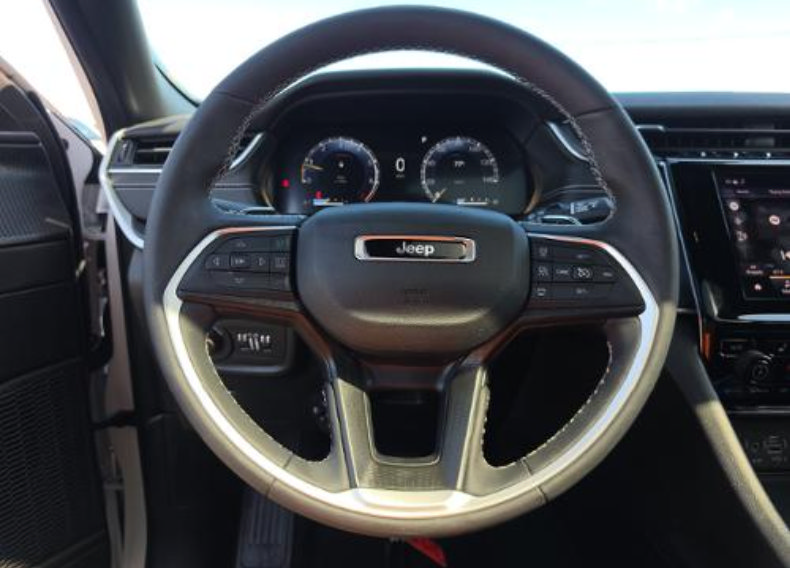Used 2023 Jeep Grand Cherokee Altitude RWD image 18