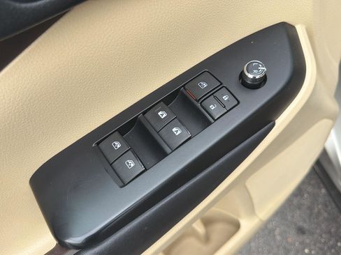 Used 2015 Toyota Highlander XLE AWD/4WD image 12