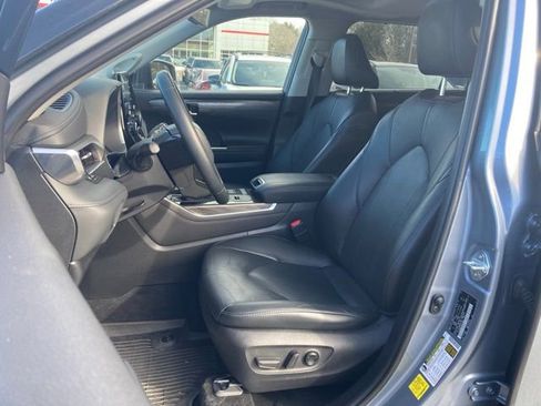 Used 2022 Toyota Highlander Limited image 16