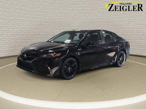 Used 2022 Toyota Camry SE image 1