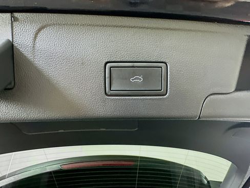 Used 2025 Volkswagen Atlas Cross Sport SE image 29