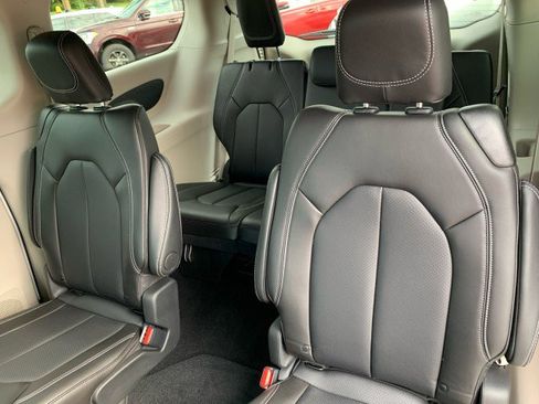 Used 2024 Chrysler Pacifica Touring-L AWD/4WD image 23