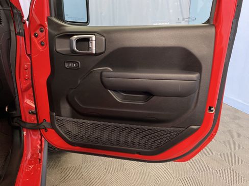 Used 2024 Jeep Gladiator Rubicon w/ Technology Group image 37