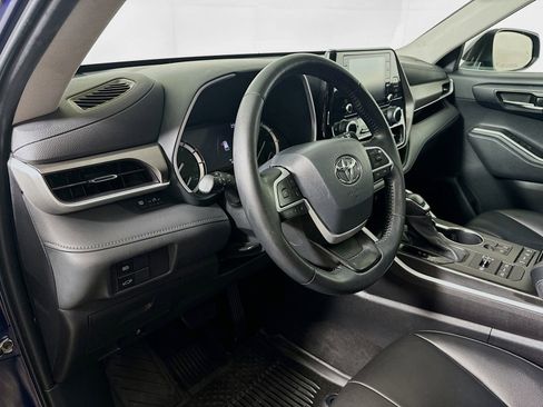 Used 2022 Toyota Highlander XLE image 9