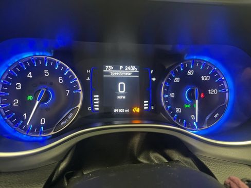 Used 2018 Chrysler Pacifica Touring-L w/ S Appearance Package FWD image 6