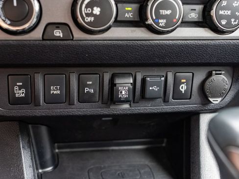 Used 2020 Toyota Tacoma TRD Off-Road w/ Technology Package AWD/4WD image 20