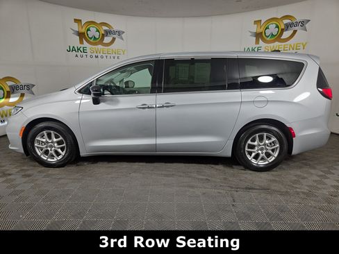 Certified 2024 Chrysler Pacifica Touring-L FWD image 6