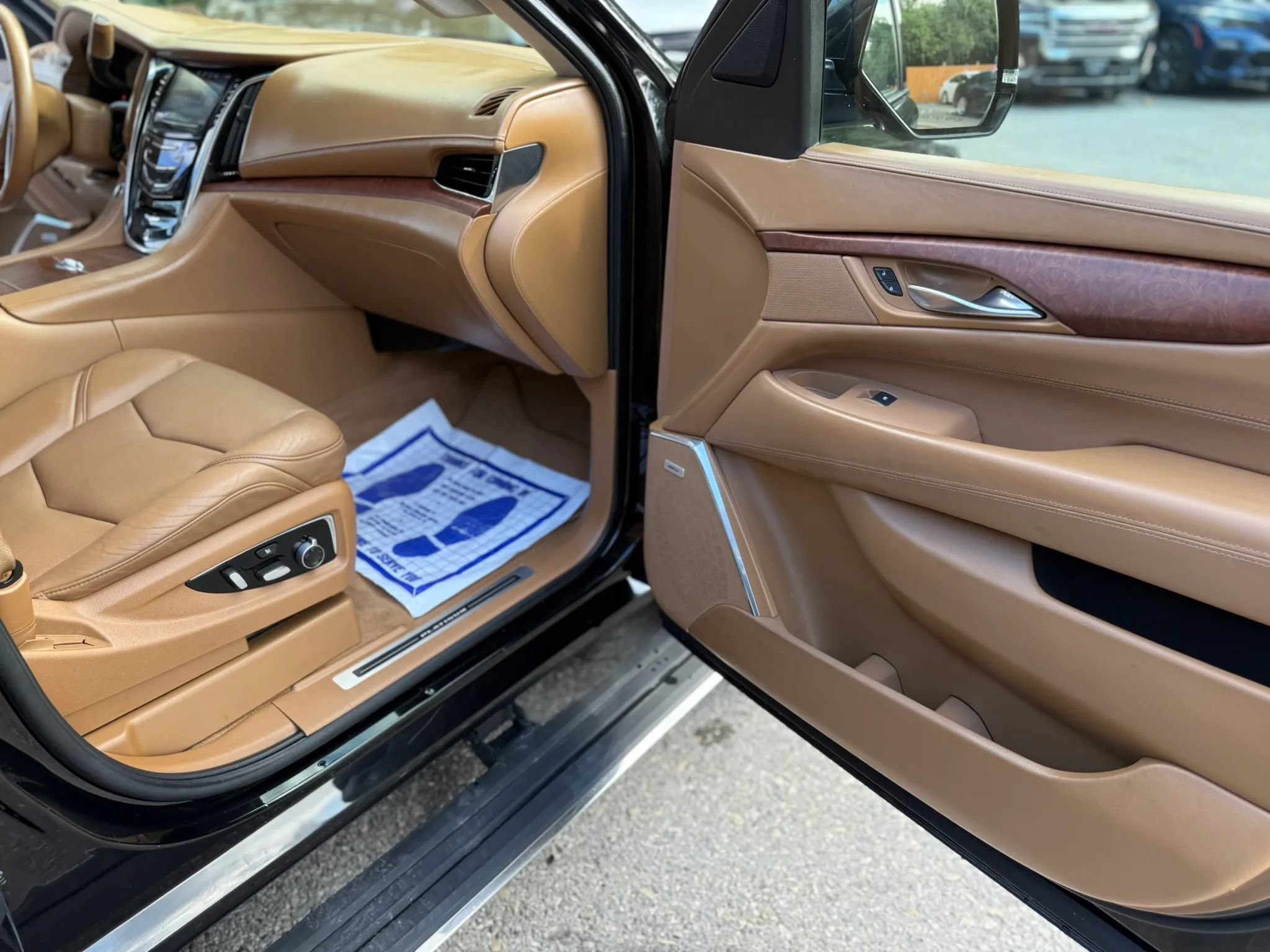Used 2015 Cadillac Escalade ESV Platinum AWD/4WD image 28
