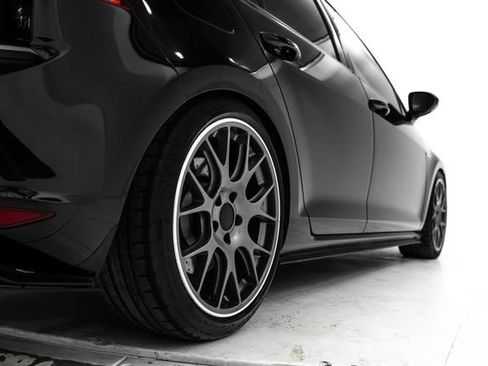 Used 2017 Volkswagen GTI SE image 11