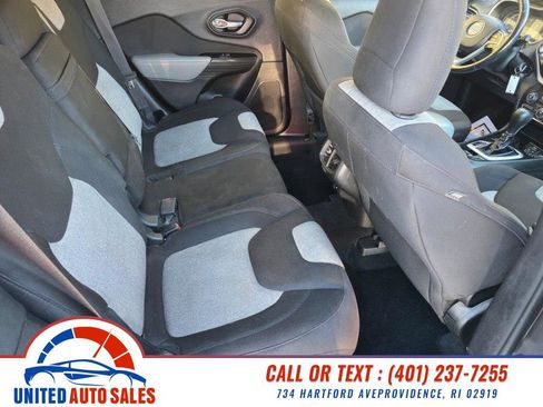 Used 2014 Jeep Cherokee Latitude w/ Cold Weather Group AWD/4WD image 12