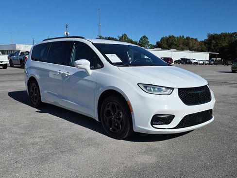 Used 2021 Chrysler Pacifica Limited w/ Uconnect Theater Family Group image 3