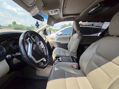 Used 2015 Toyota Sienna XLE FWD image 11