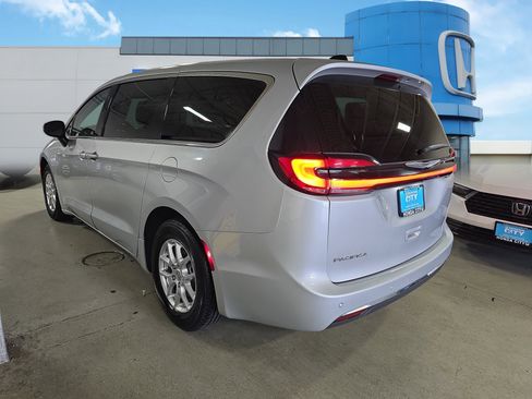 Used 2023 Chrysler Pacifica Touring-L FWD image 4