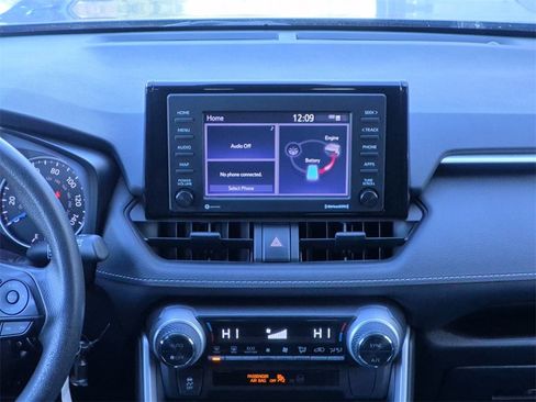 Used 2022 Toyota RAV4 LE image 9