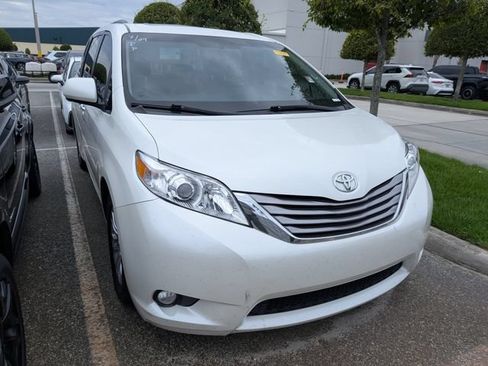 Used 2017 Toyota Sienna XLE Premium FWD image 1