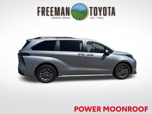 Used 2025 Toyota Sienna XLE FWD image 4