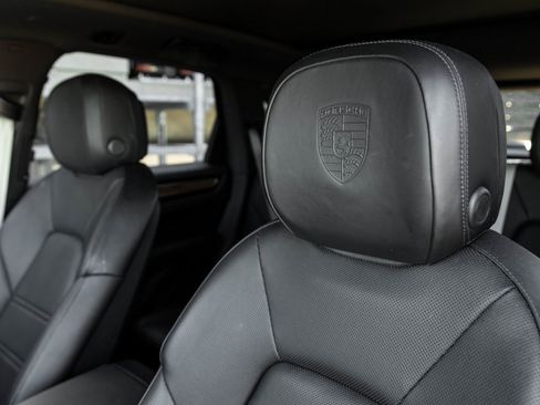 Certified 2023 Porsche Cayenne Platinum Edition image 23