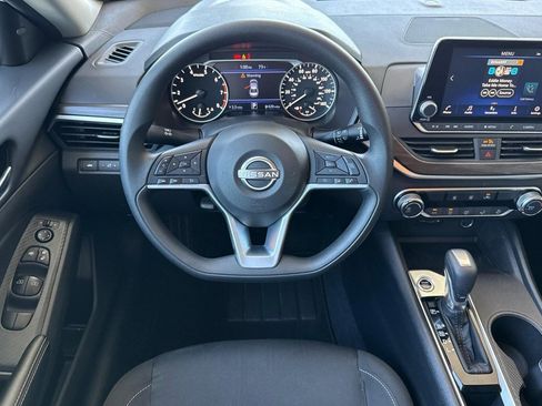 Used 2025 Nissan Altima 2.5 SV FWD image 28