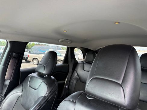 Used 2019 Jeep Cherokee Latitude Plus w/ Comfort/Convenience Group AWD/4WD image 17