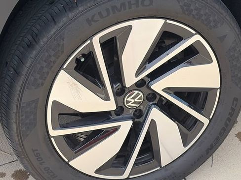 Used 2024 Volkswagen Atlas SE w/ Panoramic Sunroof Package FWD image 11